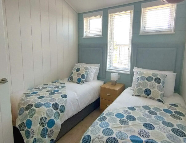 Skylark Lodge - 3 bedroom lodge Suffolk twin bedroom