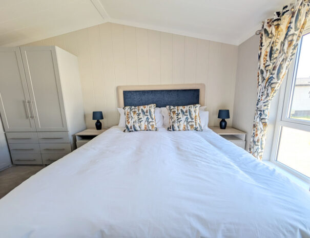 Lookout Lodge, master bedroom with ensuite bathroom.
