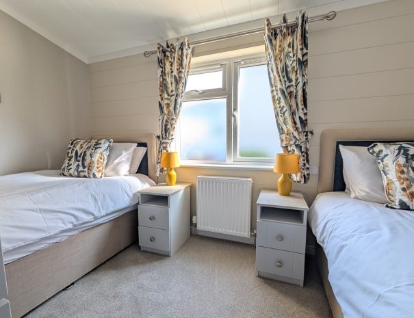 Lookout Lodge - Spacious twin bedroom.